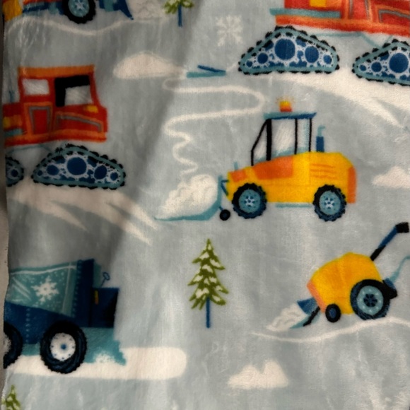 KIDS TRUCK & TRACTORS THROW BLANKET W/ A SET OF 8 INDOOR SNOWBALLS PLUSH NEW - Picture 3 of 11
